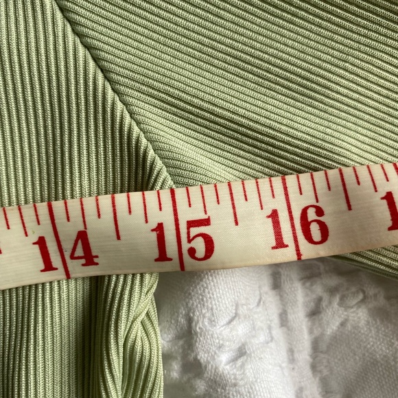 Sage green long sleeve crop top - Picture 3 of 3